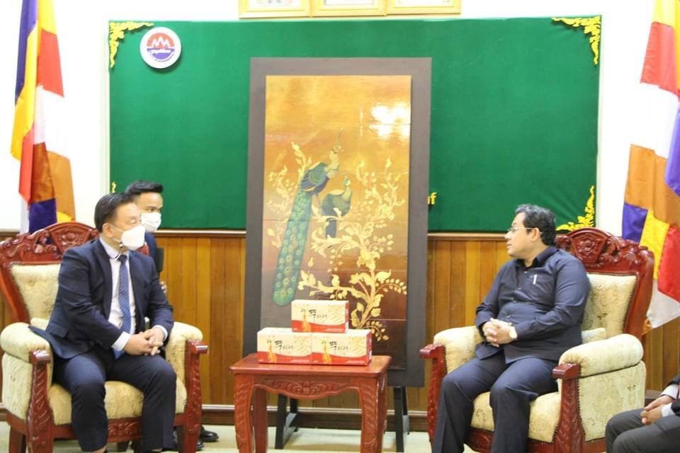ឯកឧត្តម បណ្ឌិត សុខប្រសិទ្ធិអនុញ្ញាតឱ្យប្រធានសមាគមន៍ប្លុកឆែននៃសាធារណរដ្ឋកូរ៉េចូលជួបសម្តែងការគួរសមនិងពិភាក្សាការងារ
