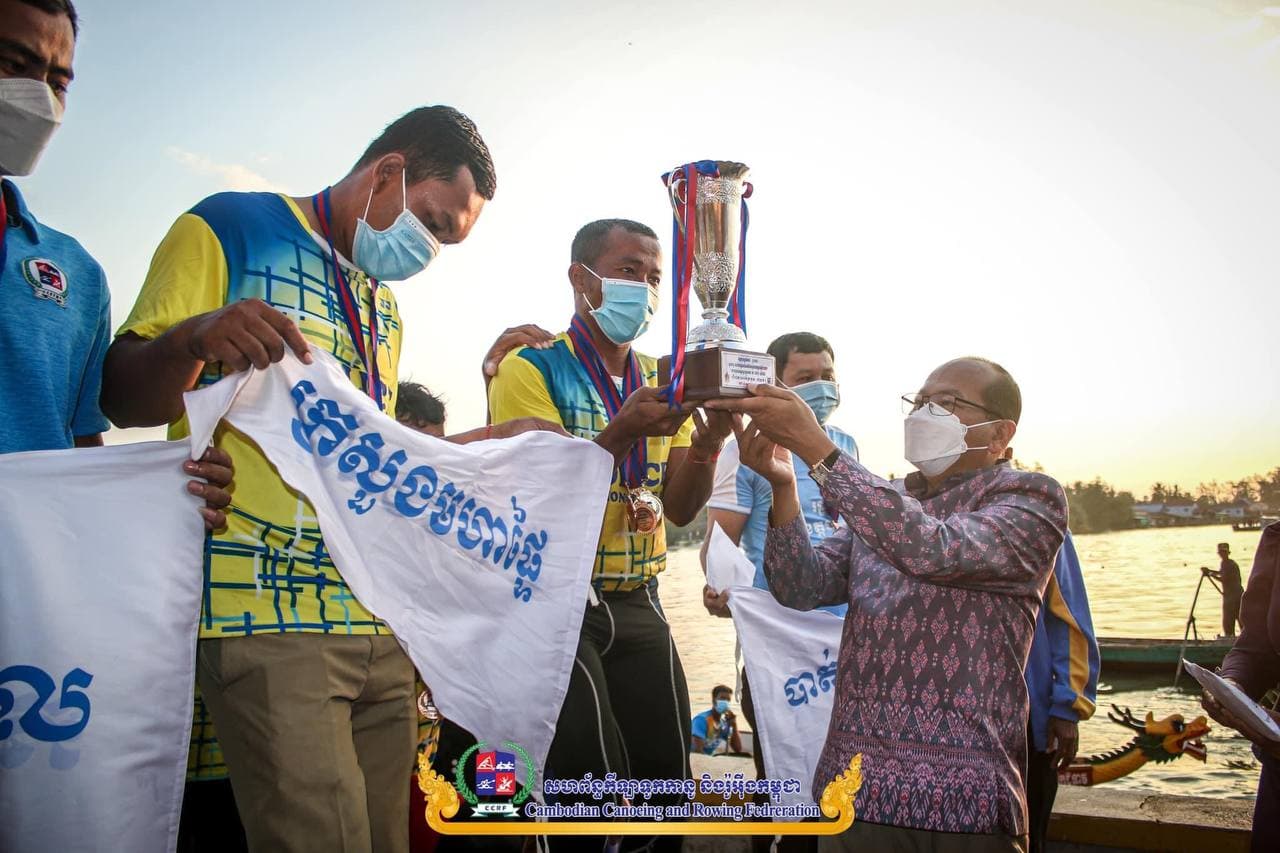 ឯកឧត្ដម ជា  ប៊ុនហេង ផ្តល់ប្រាក់រង្វាន់លើកទឹកចិត្ត ដល់អត្តពលិកកីឡាទូកសមាគមកីឡាក្រសួងមហាផ្ទៃដែលឈ្នះជ័យលាភីជើងឯកថ្នាក់ជាតិ និងពានរង្វាន់សម្តេចក្រឡាហោម