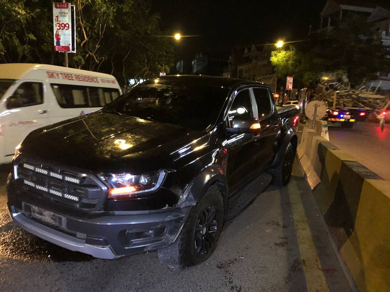 រថយន្តស៊េរីទំនើប FORD RAPTOR ពាក់ស្លាកលេខកម្ពុជា B-CH-007 បុកទ្រូវផ្លូវក្រឡាប់ផ្ងារជេីងខូតខាតយ៉ាងដំណំ