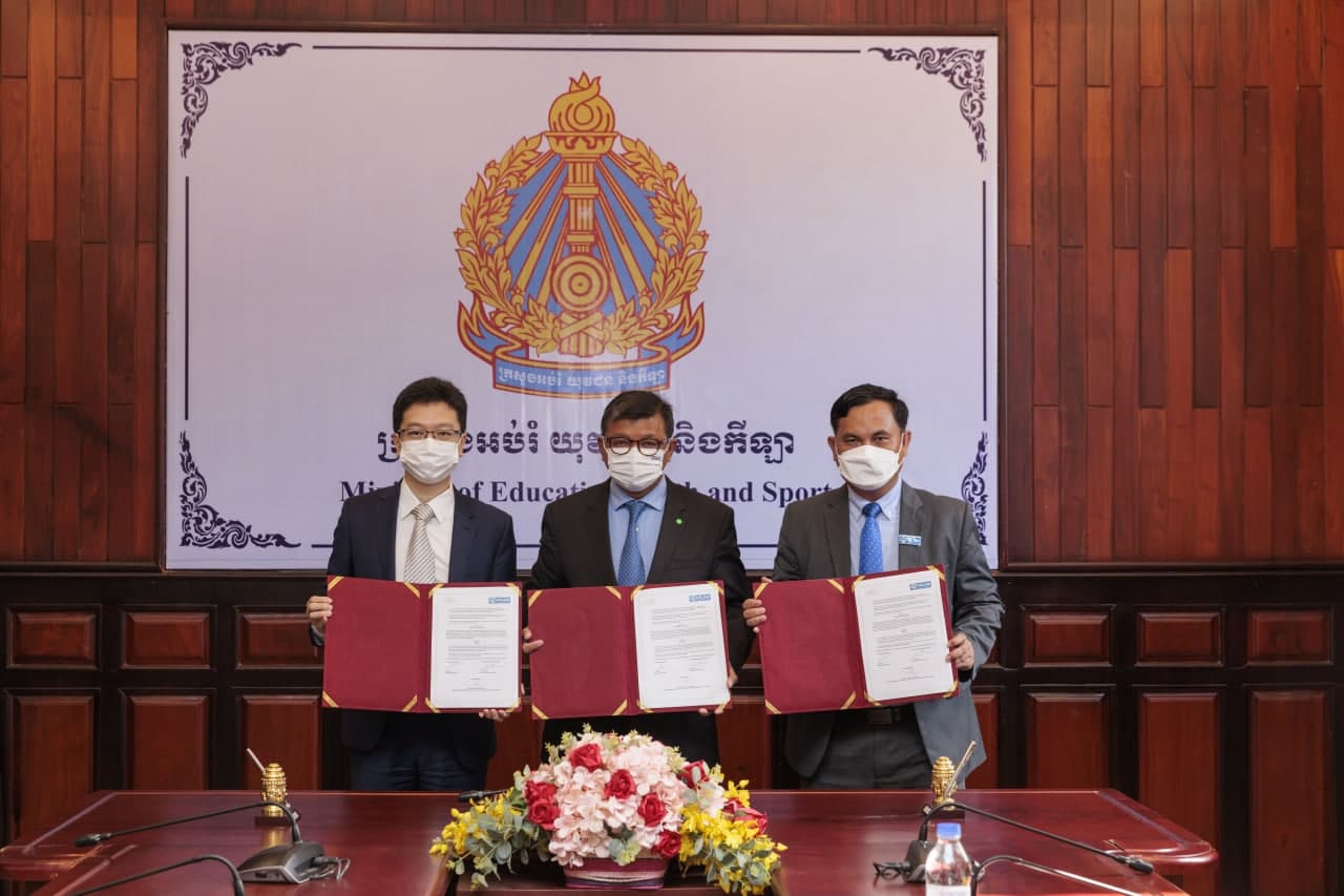 សម្ព័ន្ធក្រុមហ៊ុន ព្រីនស៍ គ្រុប និងអង្គការភ្លែនអន្តរជាតិកម្ពុជា សហការគ្នាផ្តល់បរិក្ខារលាងដៃដល់សាលារៀននៅក្នុងខេត្តព្រះសីហនុ ដើម្បីធានាឱ្យការត្រលប់ទៅថ្នាក់រៀនវិញប្រកបដោយសុវត្ថិភាព