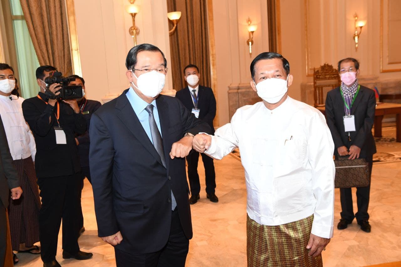 សម្តេចតេជោ ហ៊ុន សែន បានកំពុងជួបពិភាក្សាការងារជាមួយនាយឧត្តមសេនីយ៍ មីង អោងឡាំង