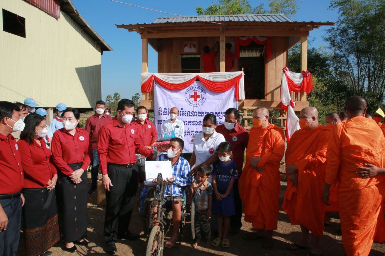 ជនមានពិការភាពទីទ័លក្រ ១គ្រួសារ នៅស្រុកព្រៃឈរ ទទួលបានផ្ទះមនុស្សធម៌ទី៧ ពីសាខាកាកបាទក្រហមកម្ពុជា ខេត្តកំពង់ចាម