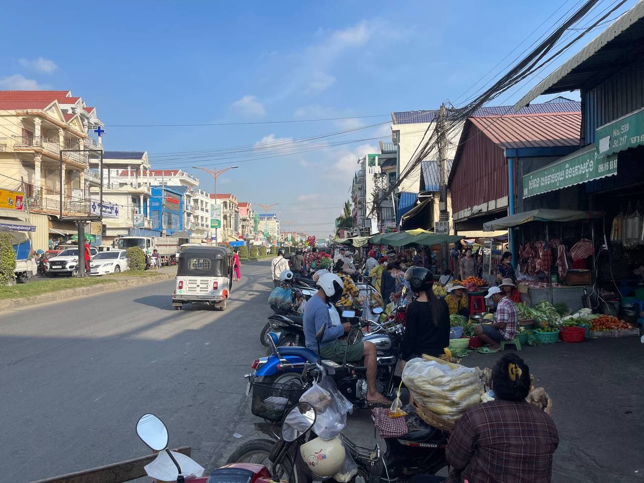 ក្រុមអាជីវករ បានយកផ្លូវ និងចិញ្ចើមផ្លូវមុនីរ៉េត ដាក់តាំងលក់ទំនិញប្រើប្រាស់ និងម្ហូបអារហា យ៉ាងអនាធិបតេយ្យ បង្កជាការកកស្ទះចរាចរណ៍
