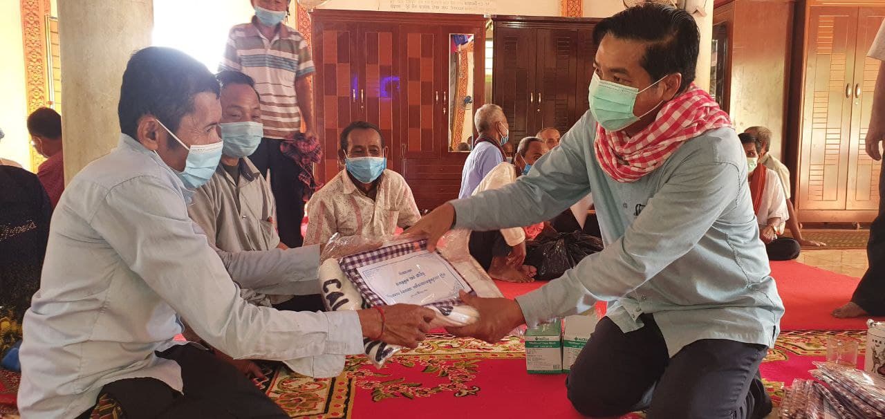 ប្រធានក្រុមការងារថ្នាក់ជាតិ ចុះជួយឃុំពងទឹក  ជំរុញឱ្យអាជ្ញាធរគ្រប់លំដាប់ថ្នាក់ យកចិត្តទុកដាក់ ក្នុងការប្រមូលប្រជាពលរដ្ឋមកចាក់វ៉ាក់សាំងដូសជំរុញឲ្យបានគ្រប់គ្នា