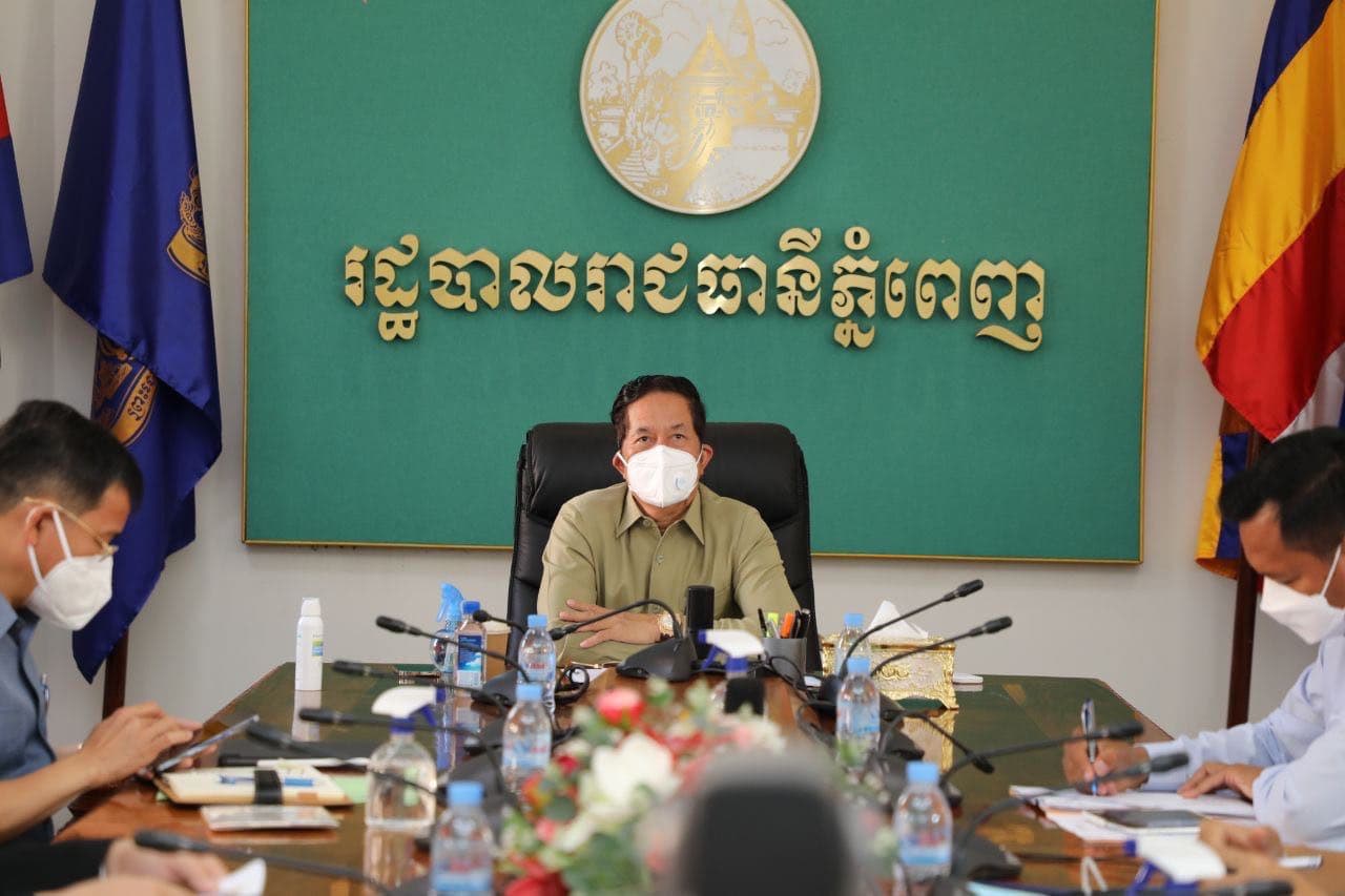 អភិបាលរាជធានីជំរុញឲ្យអាជ្ញាធរខណ្ឌទាំង១៤និងមន្ទីរពាក់ព័ន្ធ ពង្រឹងលើវិធានការទប់ស្កាត់ជំងឺកូវីដ-១៩ខណៈជំងឺកូវីដ-១៩ប្រភេទអូមីក្រុង បាននិងកំពុងចូលដល់សហគមន៍ត្រូវបន្តជុំរុញការចាក់វ៉ាក់សាំង
