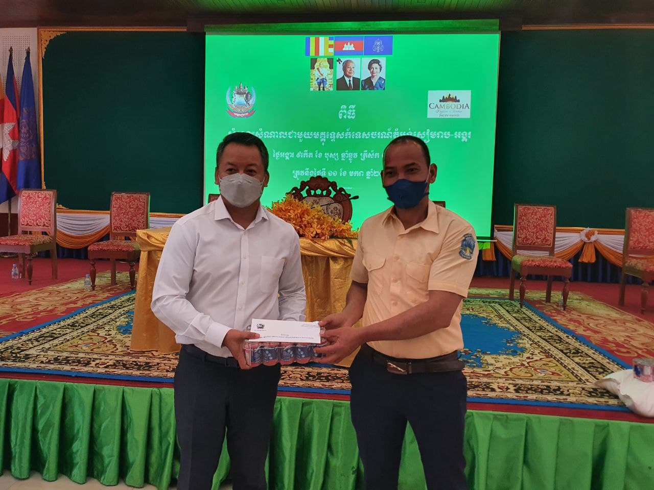 អាជ្ញាធរខេត្តជួបសំណេះសំណាលជាមួយមគ្គុទេសក៍ ទេសចរប្រមាណជាង ២០០នាក់ ក្នុងសាលប្រជុំធំ