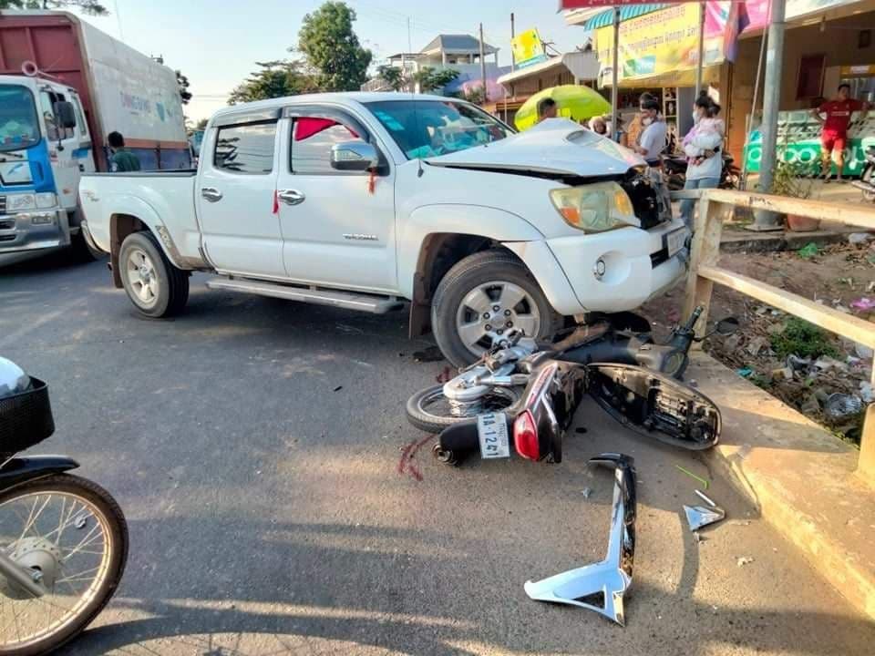 រថយន្ត 3គ្រឿង រួមនិងម៉ូតូ ១គ្រឿងបានបុកបន្តកន្ទុយគ្នា រងការខូចខាត និងរងរបួសមនុស្សធ្ងន់ម្នាក់ និងស្រាលម្នាក់ នៅក្នុងក្រុងកំពង់ឆ្នាំង