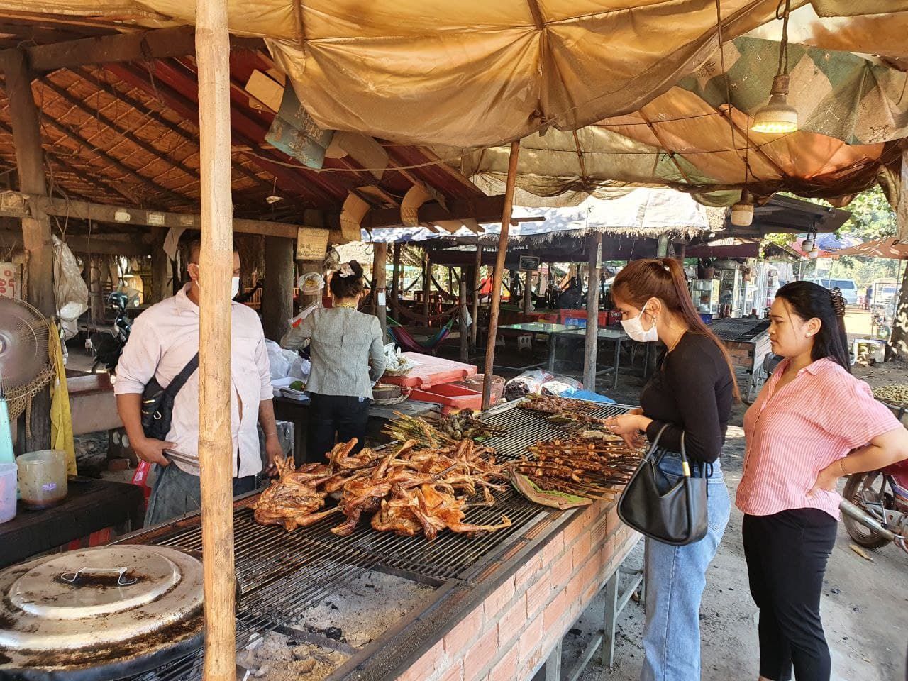 ពលរដ្ឋនៅខេត្តសៀមរាប អាចរកប្រាក់ចំណូលពីការលក់មាន់អាំងដ៏ឆ្ងុយឆ្ងាញ់ ក្នុងមួយថ្ងៃៗ ពួកគាត់អាចទទួលកម្រៃ ចាប់ពី ២០ម៉ឺនរៀល រហូតដល់ ១លានរៀល