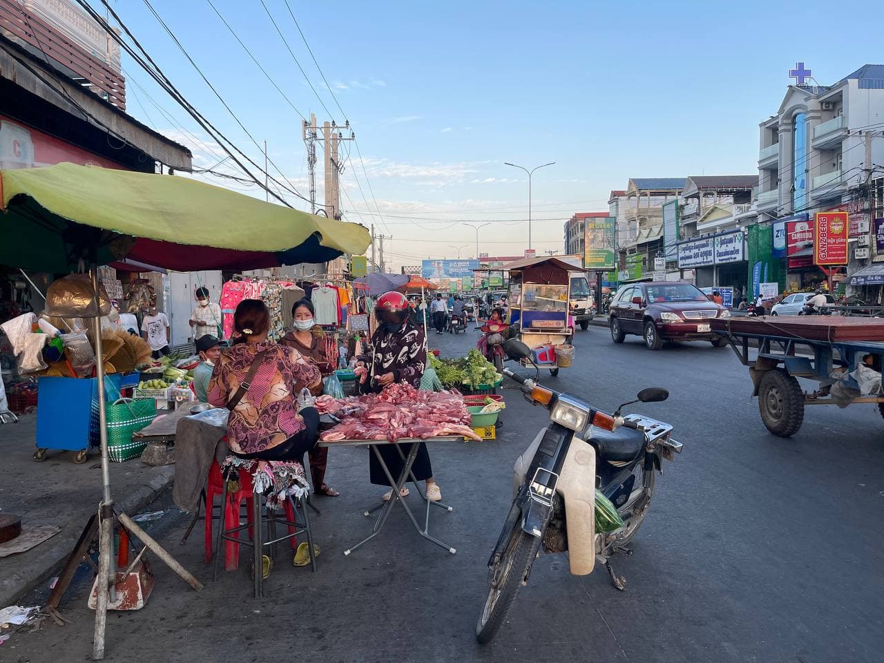ក្រុមអាជីវករ បានយកផ្លូវវេងស្រេង ដាក់តាំងលក់ទំនិញប្រើប្រាស់ និងម្ហូបអារហា យ៉ាងអនាធិបតេយ្យ បង្កជាការកកស្ទះចរាចរណ៍ជារៀងរាល់ថ្ងៃ