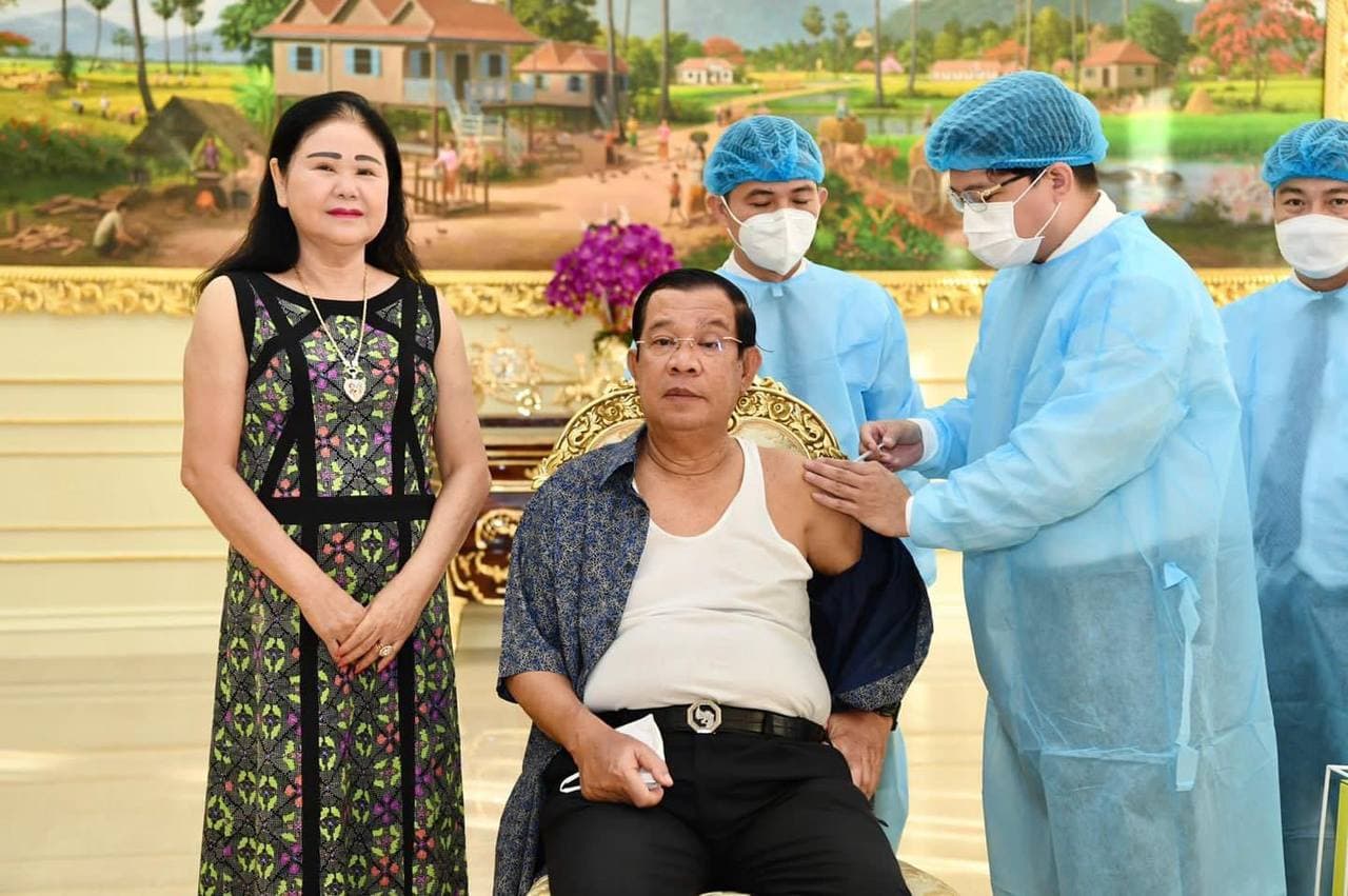 ព្រឹកនេះ សម្តេចតេជោ ហ៊ុន សែន និងសម្តេចកិត្តិព្រឹទ្ធបណ្ឌិត ចាក់​វ៉ាក់សាំងដូស​ជំរុញ​រួចរាល់​​ហើយ និងអំពាវនាវដល់ជនរួមជាតិ​ទៅ​ចាក់វ៉ាក់សាំងឱ្យបានគ្រប់ៗ​គ្នាដើម្បីការពារជំងឺកូវីដ១៩(មានវីដេអូ)