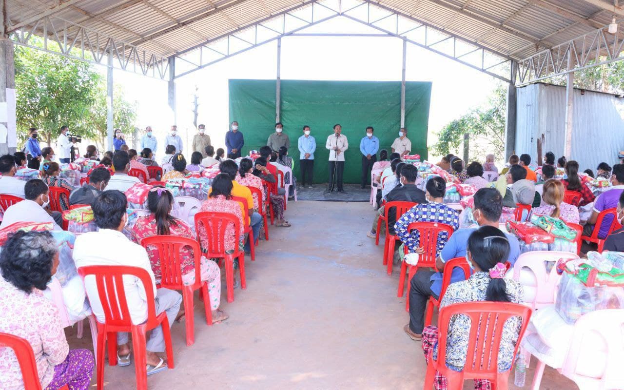 ឯកឧត្តម ងួន រតនៈ អភិបាលខេត្តកំពង់ធំ អញ្ជើញចូលរួមក្នុងពិធីចែកអំណោយជូនដល់គ្រួសាររងគ្រោះដោយធម្មជាតិចំនួន ១១៤គ្រួសារ ស្ថិតនៅឃុំសានគរ ស្រុកកំពង់ស្វាយ
