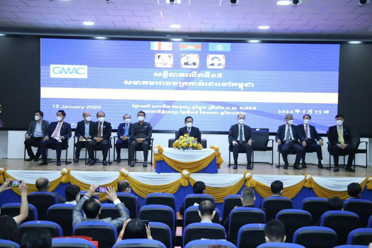 ឆ្នាំ២០២១ទឹកប្រាក់នាំចេញនៃវិស័យកាត់ដេរ ផលិតផលស្បែកជើងនិងផលតិផលការបូបជិត ១០ ពាន់លានដុល្លារ ឬប្រមាណ ៦៣ ភាគរយ នៃទឹកប្រាក់នាំចេញកម្ពុជា