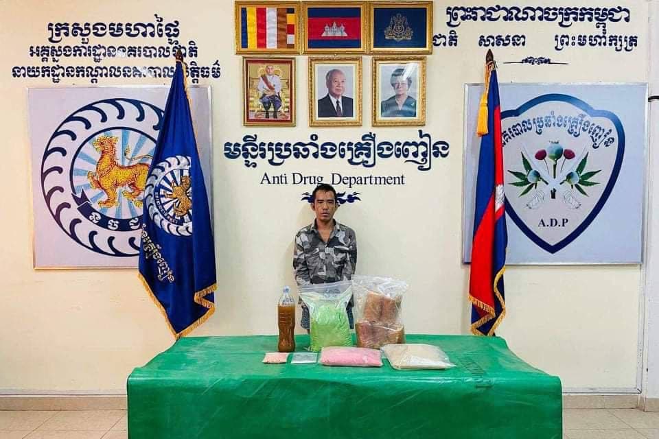 ជនជាតិចិនម្នាក់ពាក់ព័ន្ធករណីកែច្នៃ ជួញដូរគ្រឿងញៀនជាង៦គីឡូក្រាម ត្រូវបានសមត្ថកិច្ចជំនាញនៃមន្ទីរប្រឆាំងបទល្មើសគ្រឿងញៀនបង្ហាញមុខជាសាធារណៈមុនបញ្ជូនទៅតុលាការ