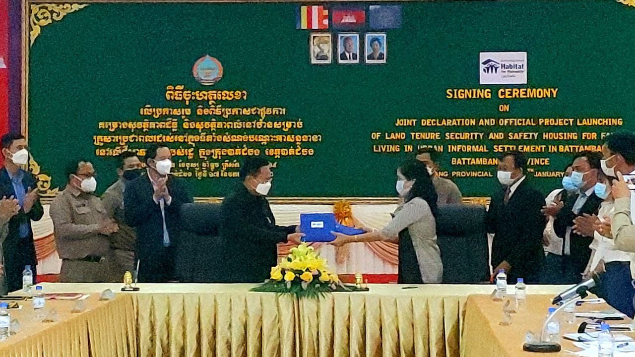 ប្រជាពលរដ្ឋរស់នៅលើទីតាំងនៃដីចំណីមាត់ស្ទឹងសង្កែខេត្តបាត់ដំបង និងទទួលបានលំនៅឋាន ដ៏សមរម្យ  តាមរយៈគម្រោងអភិវឌ្ឍរបស់ដៃគូផ្តល់ជំនួយ នៃអង្គការលំនៅឋានមនុស្សជាតិកម្ពុជា