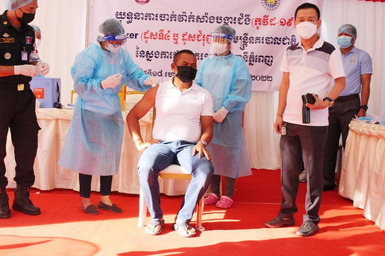 ឯកឧត្តម ឧត្តមសេនីយ៍ឯក ស ថេត ណែនាំដល់មន្រ្តីនគរបាល រាជធានីភ្នំពេញនាំគ្នាទៅទទួលការចាក់វ៉ាក់សាំងដូសទី៤ ដូសជំរុញPfizer ឱ្យបានគ្រប់គ្នា