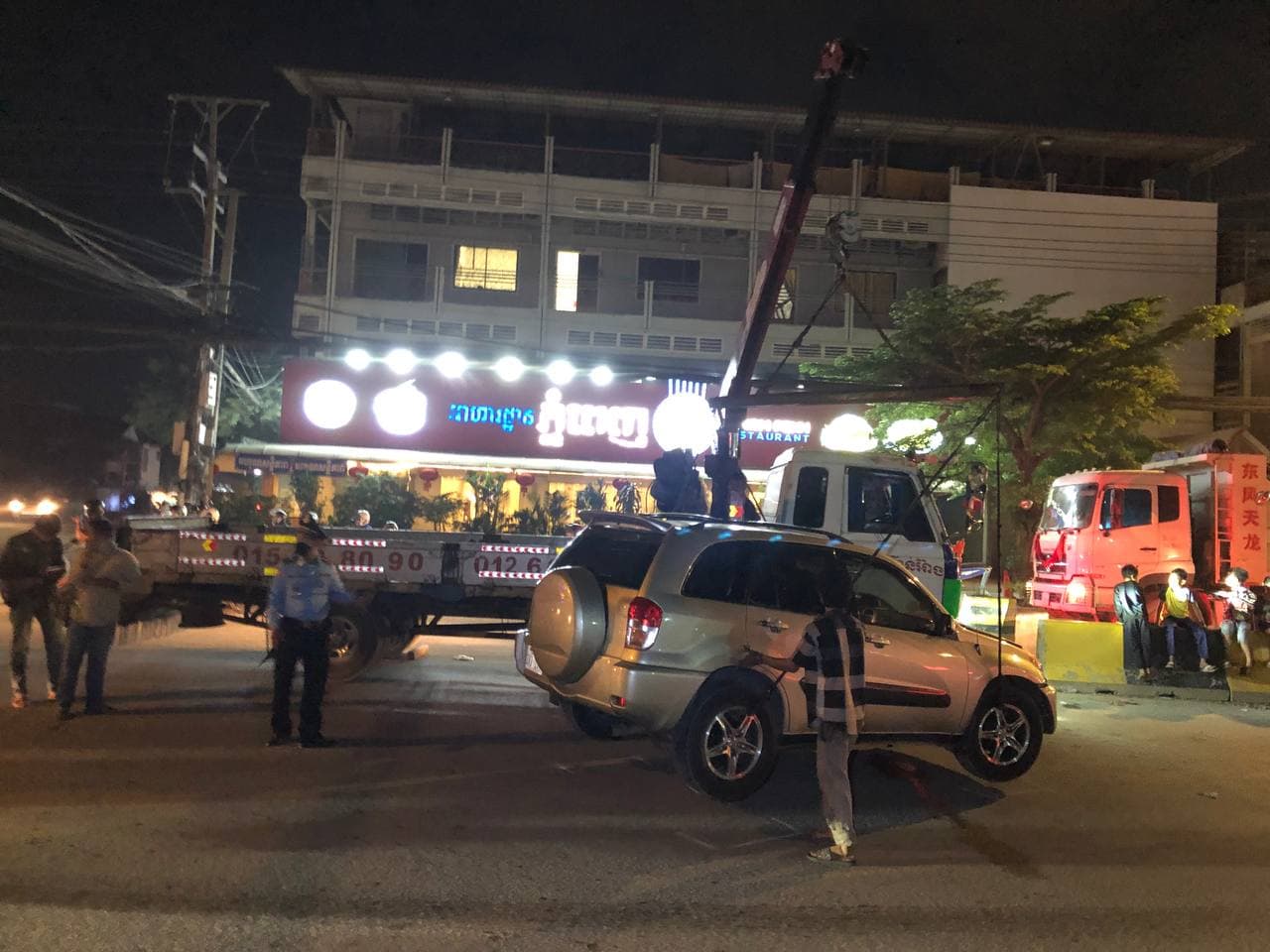 រថយន្តRAV4បោលបុកទ្រូងផ្លូវពេញទំហឹងបណ្ដាលឲ្យរងការខូចខាតយ៉ាងដំណំ និងបង្កការកក់ស្ទះចរាចរណ៍ជាខ្លាំង  សង្ស័យតៃកុងស្រវឹងស្រា
