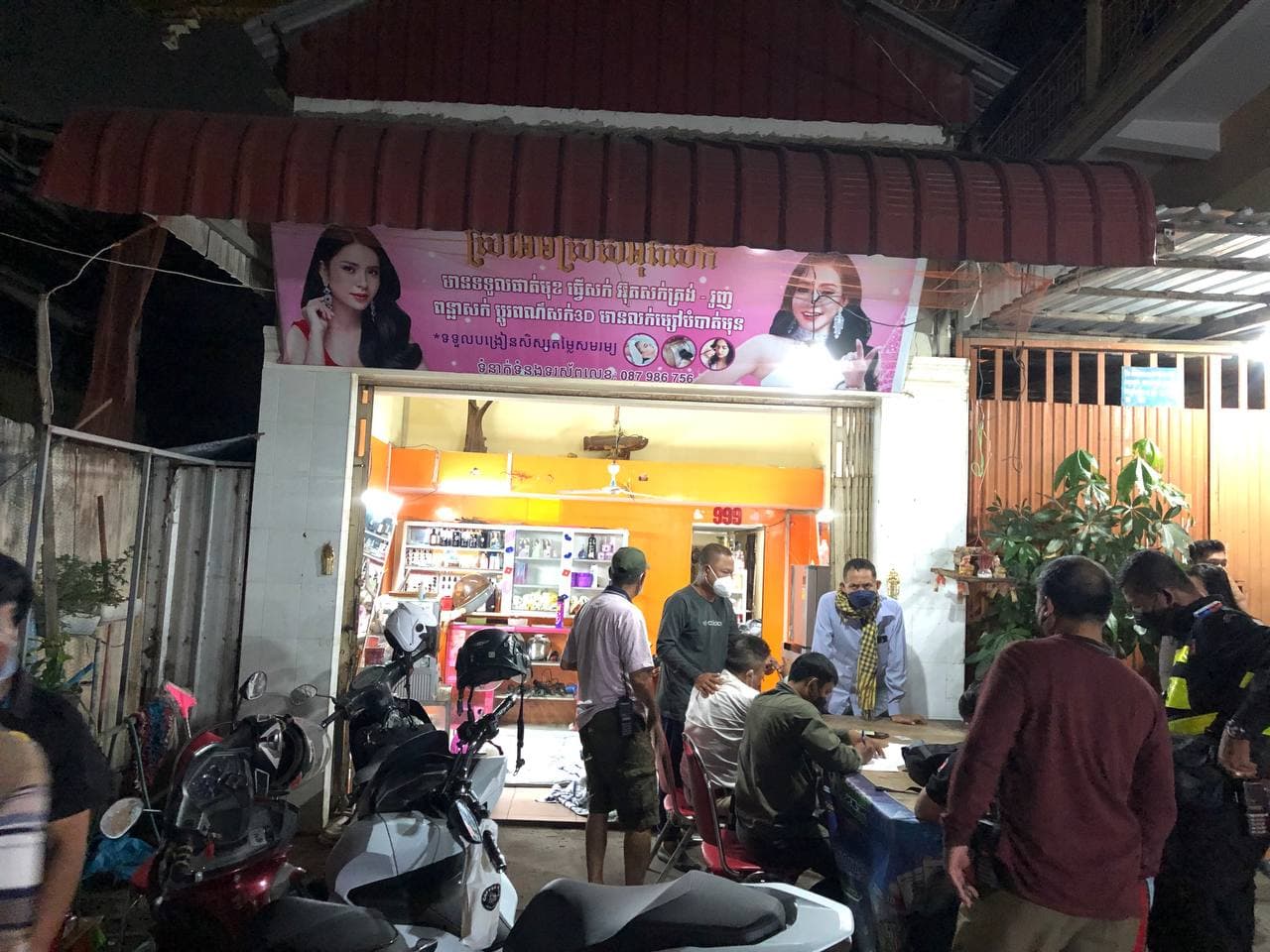ស្ត្រីជាជាងអ៊ុតសក់ម្នាក់ បានចងក សម្លាប់ខ្លួន ក្នុងបន្ទាប់ស្លាប់ចោលកូនប្រុស និងប្ដី ដោយ មិន ដឹង មូលហេតុ