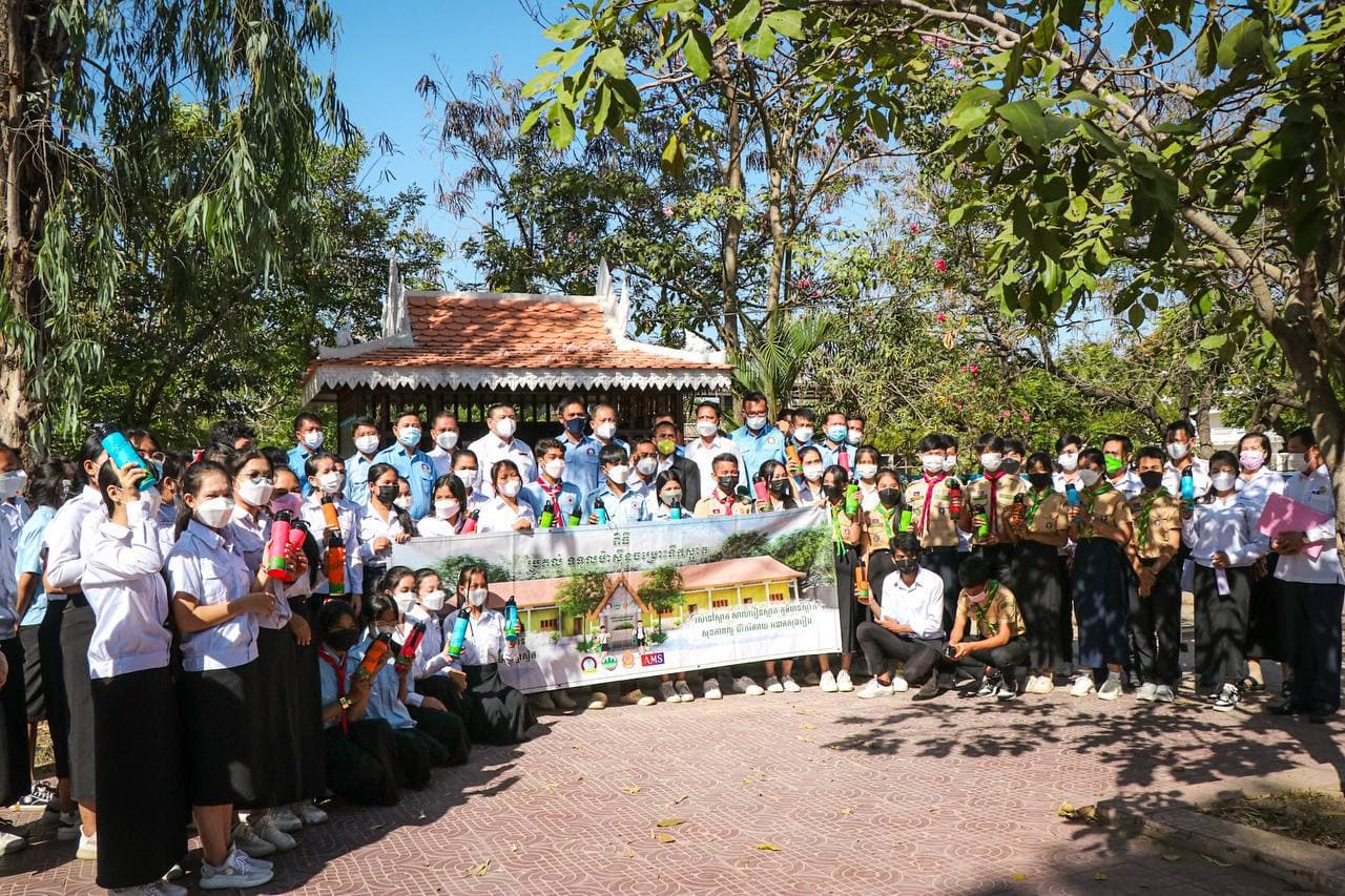 សិស្សានុសិស្សនៃវិទ្យាល័យ ជា ស៊ីម ឈូកវ៉ា មានក្តីរំភើបចំពោះម៉ាស៊ីនចម្រោះទឹកស្អាតដែលបានដំឡើង និងចង់ឱ្យសាលារៀនក្លាយជាថ្នាលមេត្រីបរិស្ថាន