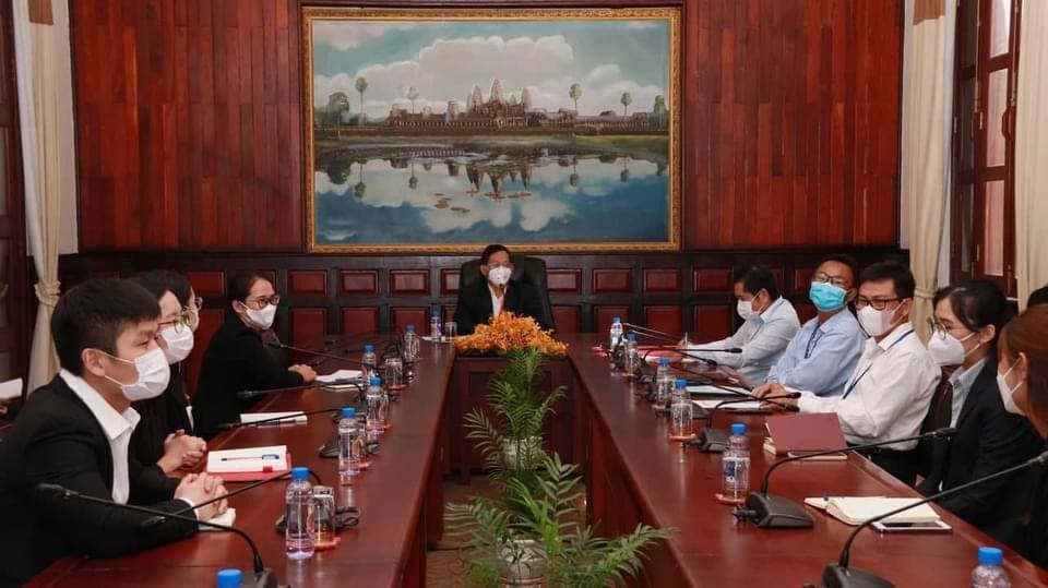 តំណាងរដ្ឋមន្រ្តីក្រសួងអប់រំ អនុញ្ញាតិឱ្យនិស្សិតវ័យក្មេងចូលជួបសម្តែងការគួរសមជាមួយថ្នាក់ដឹកនាំក្រសួងអប់រំ យុវជន និងកីឡា