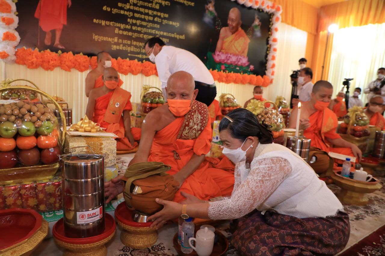 លោកជំទាវកិត្តិសង្គហបណ្ឌិត ម៉ែន សំអន អញ្ជើញចូលរួមក្នុងពិធីបុណ្យចម្រើនអាយុវឌ្ឍនមង្គល ៩១ព្រះវស្សា យាងចូល ៩២ព្រះវស្សា ថ្វាយចំពោះសម្តេចព្រះអគ្គមហាសង្ឃរាជាធិបតីកិត្តិឧទ្ទេសបណ្ឌិត ទេព វង្ស
