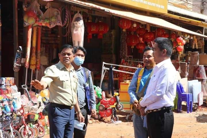 អភិបាលខេត្តរតនគិរីជុំរុញឱ្យក្រុមហ៊ុនម៉ៅការខិតខំធ្វេីយ៉ាងណាឱ្យ ផ្លូវបេតុងជុំវិញផ្សារក្រុងបានលុង នឹងហើយរួចរាល់នៅមុនថ្ងៃចូលឆ្នាំខ្មែរ