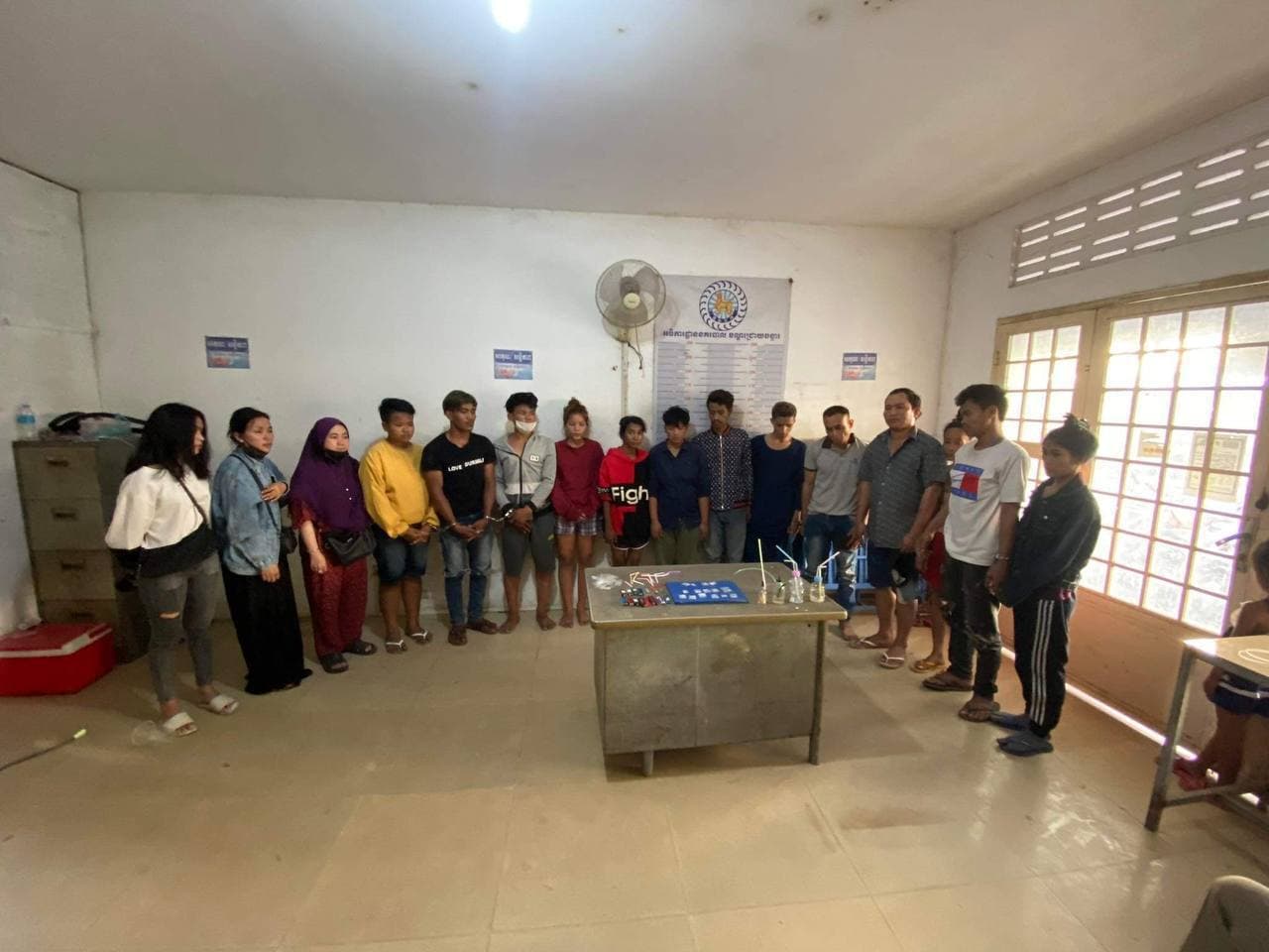 គណបញ្ជាការឯកភាពខណ្ឌជ្រោយចង្វារចុះបង្ក្រាបឃាត់ខ្លួនជនសង្ស័យប្រុសស្រី១៦នាក់ ពាក់ព័ន្ធករណីជួញដូរ និងប្រើប្រាស់សារធាតុគ្រឿងញៀនខុសច្បាប់