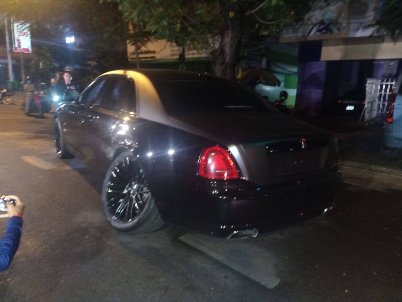 ថយន្ត Rolls Royce ត្រូវរថយន្តសាំយ៉ុង បុកវៀចកង់ម្ខាងខូចខាតជាខ្លាំង រួចបើករត់បាត់