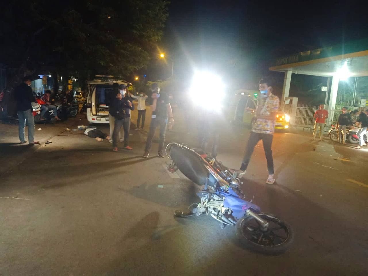 បុរសម្នាក់ត្រូវរថយន្តមិនស្គាល់ម៉ាកបើកបុកពេលកំពុងជិះម៉ូតូអូសជាច្រើនម៉ែត្របណ្ដាលឲ្យស្លាប់ភ្លាមៗនៅនឹងកន្លែងកើតហេតុ