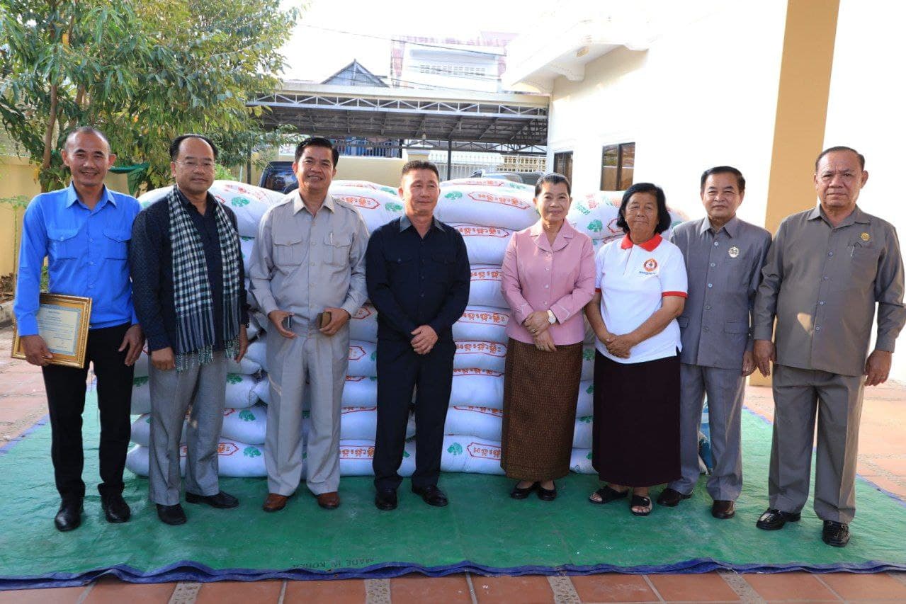 លោកជំទាវ ម៉ែន សំអន បានទទួលអង្គរចំនួន ១០តោន ពីសប្បុរសជន ដើម្បីជួយដល់ការងារមនុស្សធម៌ នៅខេត្តស្វាយរៀង