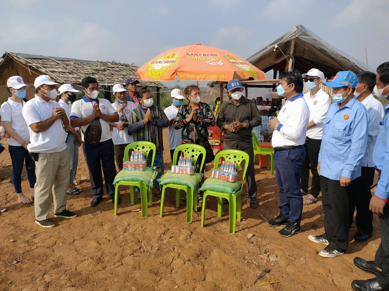 ប្រជាពលរដ្ឋចំនួន ២៩០គ្រួសារ នៅក្នុងភូមិថ្នល់ឈើទាល ឃុំផ្លូវទូក ស្រុកកំពង់លែង បានទទួលអណោយពីថ្នាក់ដឹកនាំ គណបក្សប្រជាជនកម្ពុជាខេត្តកំពង់ឆ្នាំង