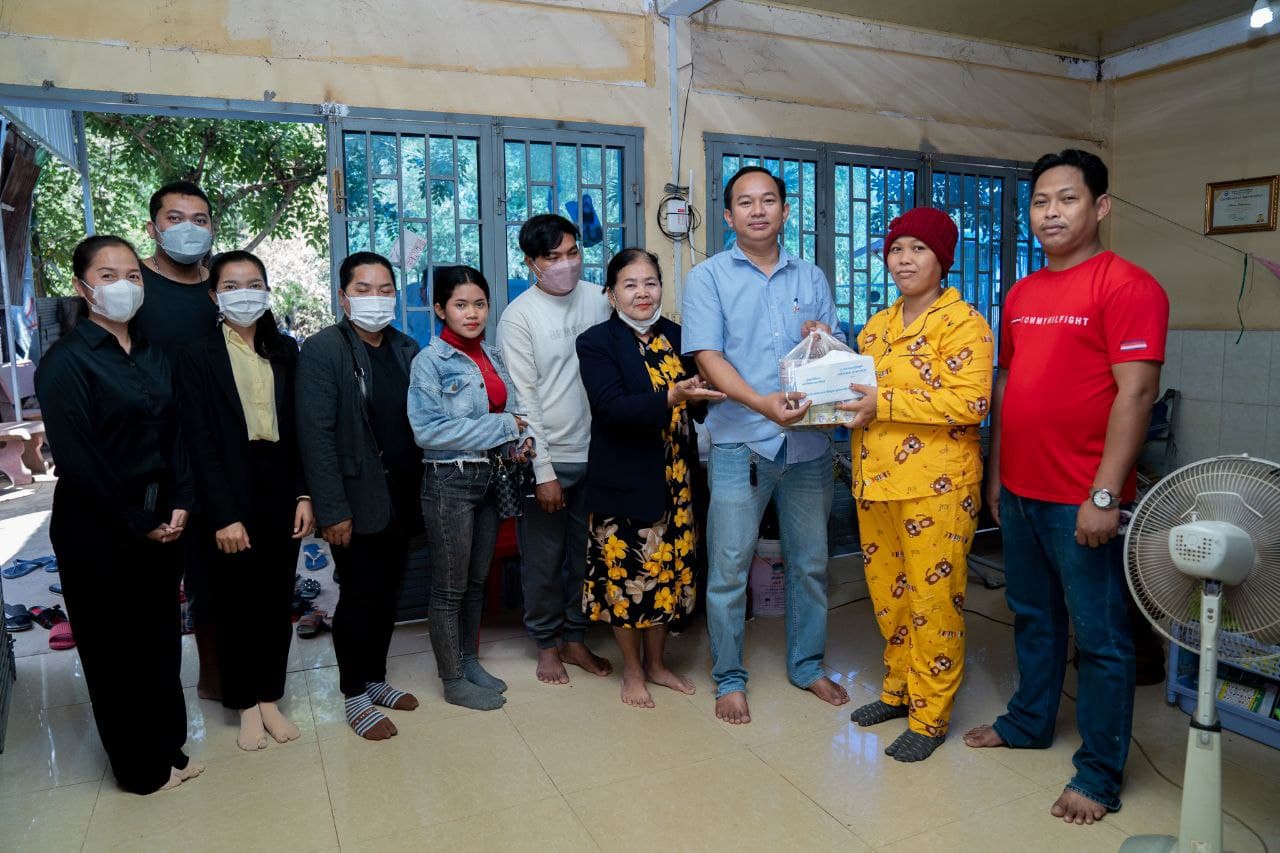ប្រតិភូ មន្ទីរព័ត៌មានខេត្តពោធិ៍សាត់ នាំយកគ្រឿងឧបភោគបរិភោគ និងថរិកា ផ្តល់ជូនលោកស្រី ញ៉ែម ធីតា ដែលទេីបតែសម្រាលកូន