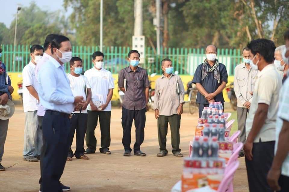 កម្មករ កម្មការិនី ចំនួន៥ គ្រួសារ ទទួលបានអំណោយពីក្រុមការងារកសាងគណបក្ស អង្គការ សហជីព ចលនា និយោជិត ខេត្តកំពង់ចាម
