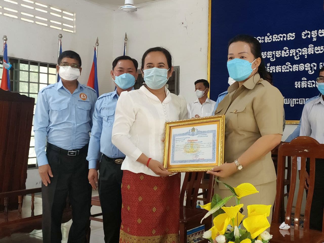គណបក្សប្រជាជនកម្ពុជាខេត្តកំពង់ឆ្នាំងចែកអំណោយនិងប័ណ្ណសរសើរជូនដល់សិស្សប្រឡង ជាប់សញ្ញា បត្រមធ្យមសិក្សាទុតិយភូមិនិងសិ ស្សពូកែផ្នែកគណិតវិទ្យានៅវិទ្យាល័យព្រះបាទសុរាម្រឹត