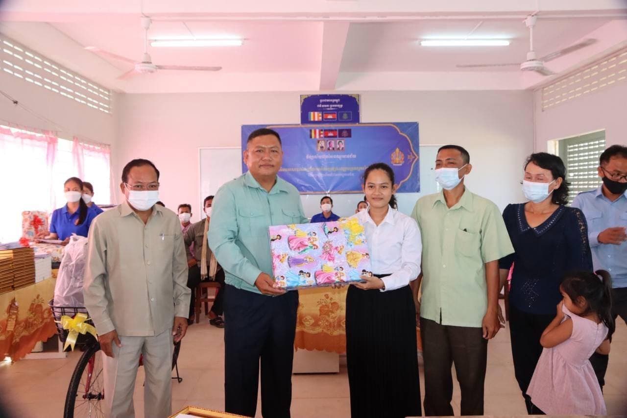 សិស្សជ័យលាភីប្រឡងសញ្ញាបត្រមធ្យមសិក្សាទុតិយភូមិ នៅវិទ្យាល័យហ៊ុនសែនឈ្នួរមានជ័យ ត្រូវបានលើកទឹកចិត្តពីកងពលតូចថ្មើរជើងលេខ៥១ អាជ្ញាធរមូលដ្ឋាន