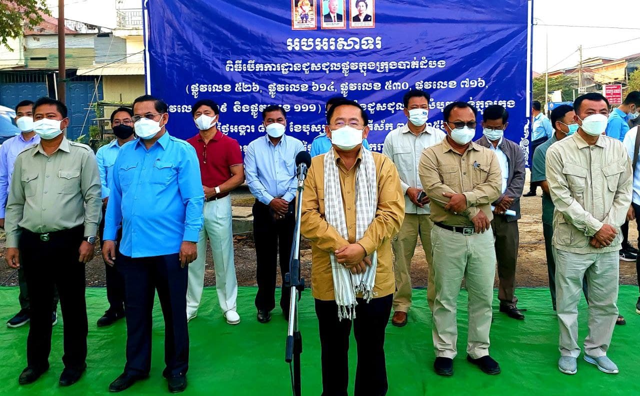 កំណាត់ផ្លូវប្រភេទ DBST ចំនួន ៦ខ្សែ នៅក្នុងទីប្រជុំជនក្រុងត្រូវបានរដ្ឋបាលខេត្តបាត់ដំបង ធ្វើការកែលម្អ និងជួសជុលឲ្យប្រសើរឡើងវិញ (មានវីដេអូ)