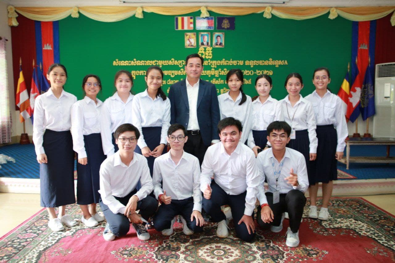 អភិបាលខេត្តកំពង់ចាម ផ្តល់ការឧបត្ថម្ភលើកទឹកចិត្តដល់សិស្សដែលប្រឡងជាប់មធ្យមសិក្សាទុតិយភូមិ និទ្ទេសA សម្រាប់ឆ្នាំសិក្សា ២០២០-២០២១