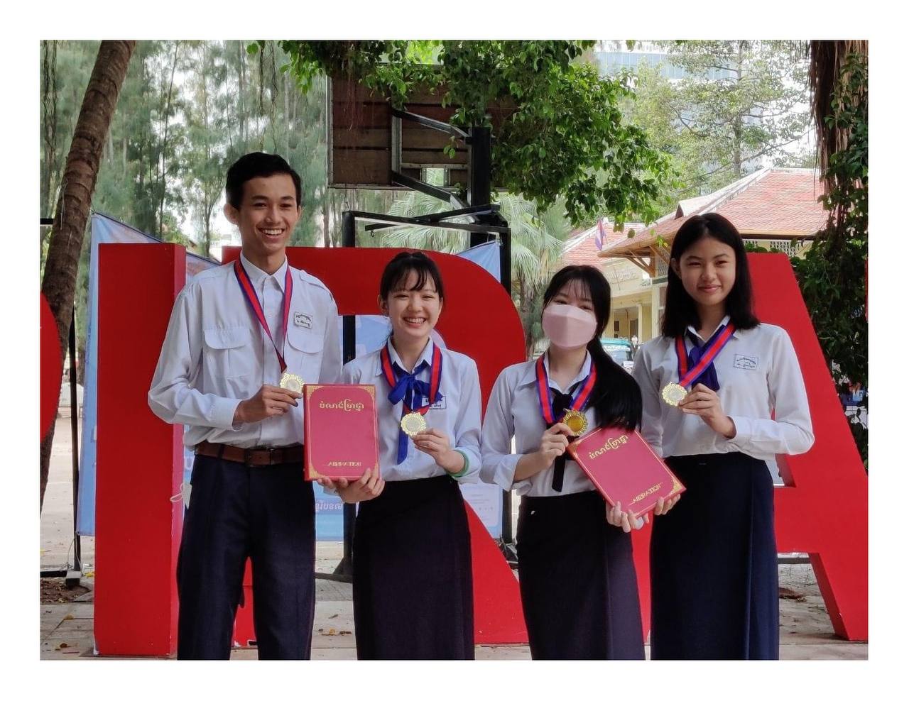 សូមអបអរប្អូនស្រី លឹម ឈីងអ៉ី ដែលទទួលបានជ័យលាភីមេដាយមាសក្នុងព្រឹត្តិការណ៍ប្រកួតសិស្សឆ្នើមទូទាំងប្រទេសលើកទីមួយ
