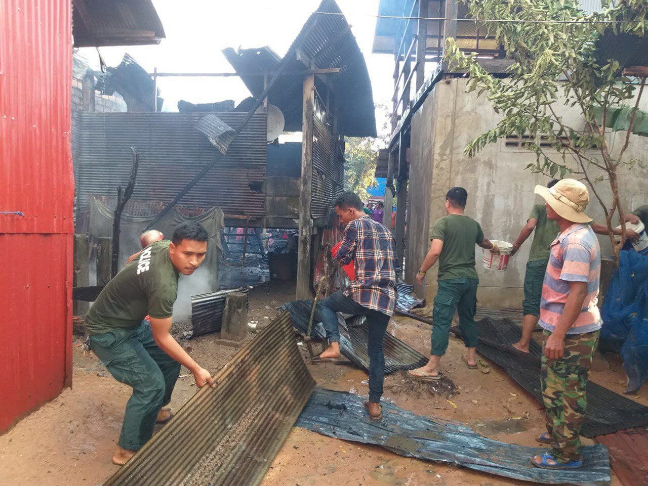 ឆេះផ្ទះ ២ខ្នង នៅសង្កាត់ម្កាក់ ក្រុងសិរីសោភ័ណ មិនទានដឹងមូលហេតុ, អាជ្ញាធរ កងកម្លាំង និងអ្នកភូមិជួយពន្លត់
