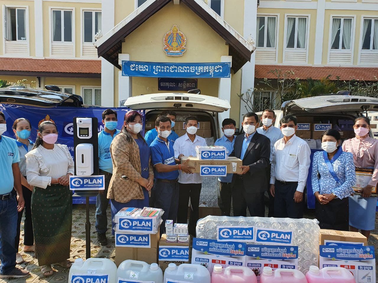 អង្គការភ្លែនអន្តរជាតិប្រចាំខេត្តសៀមរាប ផ្តល់សម្ភារៈអនាម័យសម្រាប់ការពារ ការឆ្លងរីករាលដាលជំងឺកូវីដ-១៩ ដល់វិស័យអប់រំក្នុងខេត្តតម្លៃជិត ១២ម៉ឺនដុល្លារ