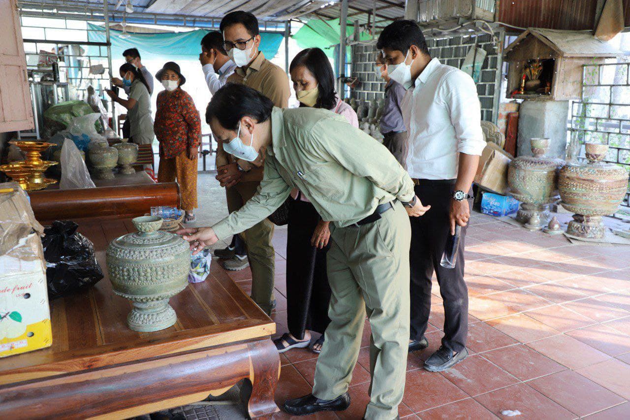 ក្រុមការងារក្រសួងពាណិជ្ជកម្ម ចុះពិនិត្យវឌ្ឍនភាព នៃដំណើរការអភិវឌ្ឍន៍វិស័យស្មូនដី និងសិក្សាស្ថានភាពអាជីវកម្មចម្លាក់ថ្ម