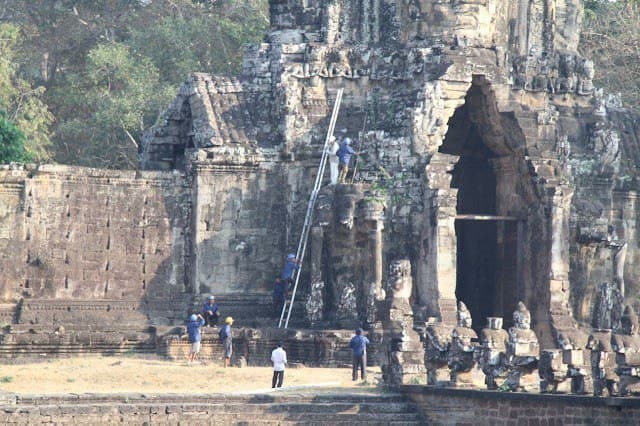 អាជ្ញាធរជាតិអប្សរាសម្អាតស្មៅ និងរុក្ខជាតិតូចៗដុះនៅតាមប្រាសាទក្នុងតំបន់អង្គរ ជាប្រចាំ