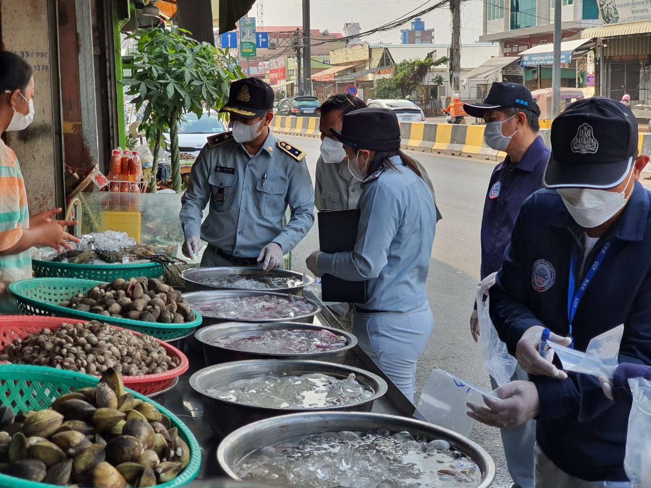 មន្រ្តីជំនាញកាពារអ្នកប្រើប្រាស់កិច្ចការប្រកួតប្រជែង និងបង្រ្កាបផលិតផលក្លែងក្លាយរាជធានីភ្នំពេញបានរកឃើញសារធាតុគីមីហាមឃាត់នៅក្នុងម្ហូបអាហារគ្រឿសមុទ្រនិងទំនិញខូចគុណភាពមួយចំនួនទៀត
