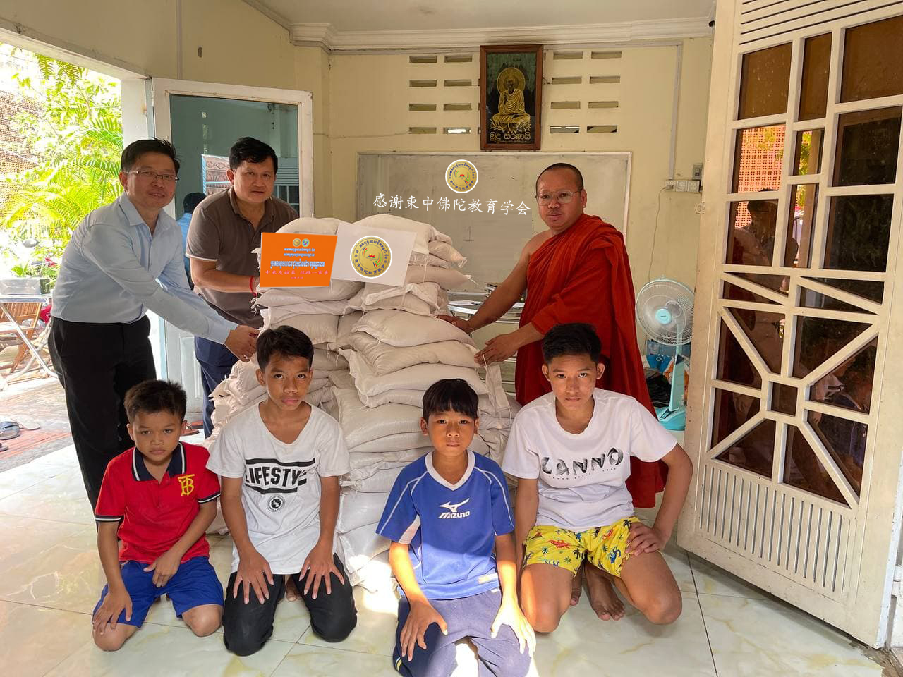 សមាគមពុទ្ធសាសនិកកម្ពុជា-ចិន គេនអង្ករចំនួន១០០បាវ រួមចំណែកក្នុងការកាត់បន្ថយចំណាយព្រះសង្ឃ និងនិស្សិតក្រីក្រនៅ វត្តឧណ្ណាលោម រាជធានីភ្នំពេញ