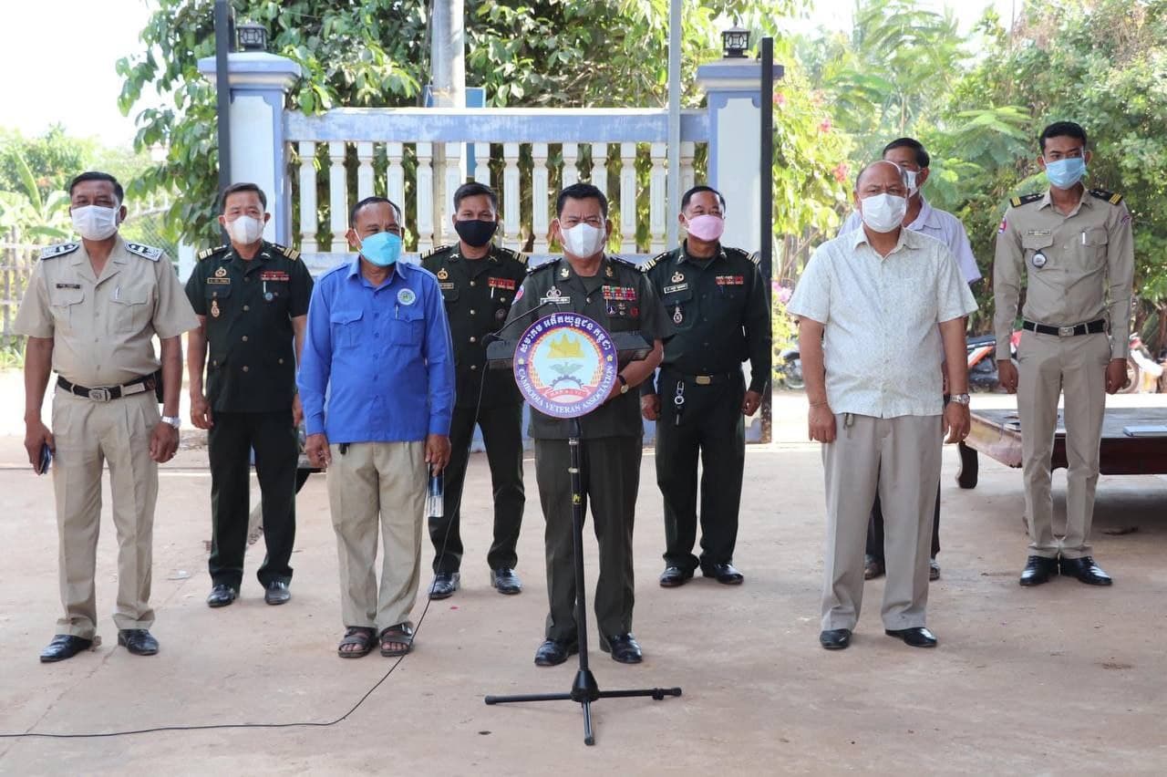 ឧត្តមសេនីយ៍ទោ សោម ស៊ុន ប្រគល់ថវិកាធានារ៉ាប់រងសង្គម ៥០លានរៀលជូនគ្រួសារសពអតីតយុទ្ធជនចំនួន ៦គ្រួសារ