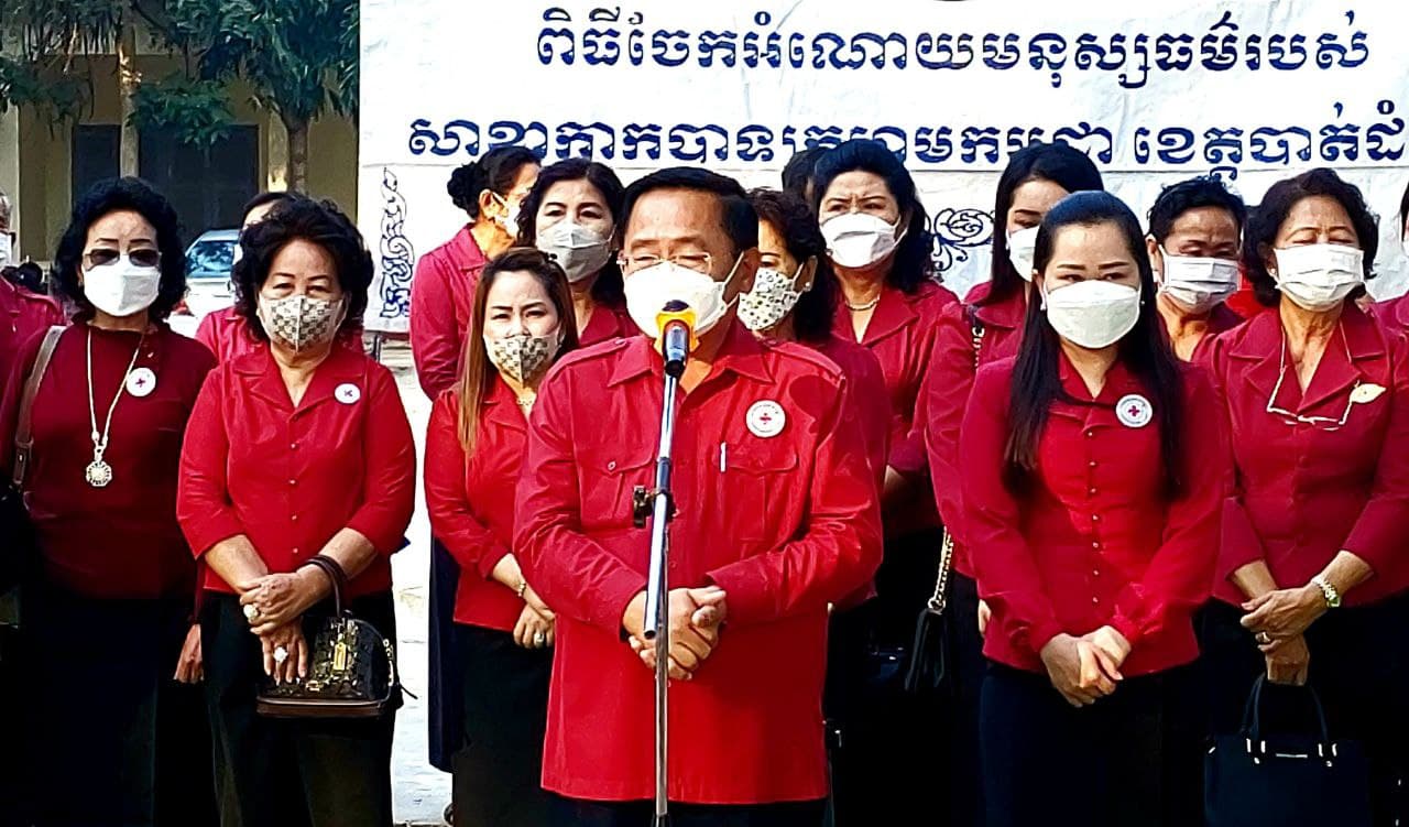 ប្រជាពលរដ្ឋក្រីក្រ ដែលងាយរងគ្រោះ ជនចាស់ជរានិងស្រ្តីមេម៉ាយ ចំនួន២៥៤គ្រួសារមកពីឃុំ ចំនួន៥ ក្នុងស្រុកថ្មគោល បានទទួលអំណោយពីសាខាកាកបាទក្រហម ខេត្តបាត់ដំបង