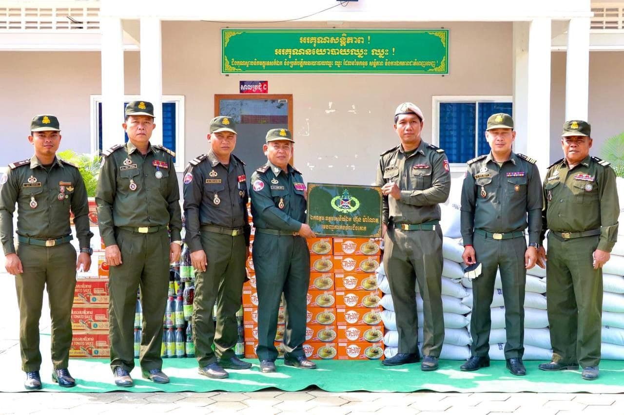 ឯកឧត្តមបណ្ឌិត ហ៊ុន ម៉ាណែត ផ្តល់ស្បៀងអាហារនិងគ្រឿងឧបភោគបរិភោគ ដល់ប្រធានសមាគមន៍អតីតយុទ្ធជនខេត្តកំពង់ធំដើម្បីការងារមនុស្សធម៌