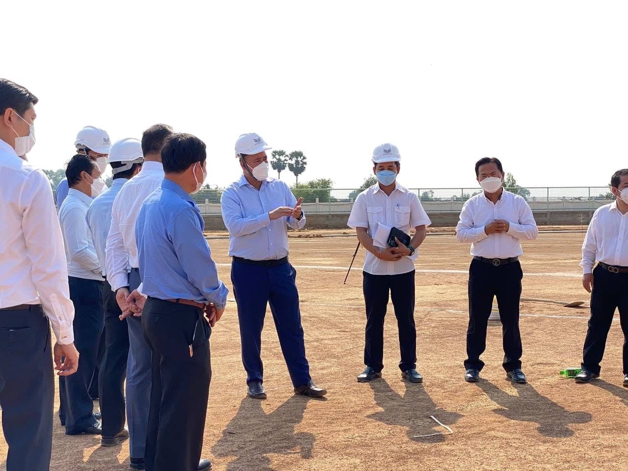 ឯកឧត្តម ហ៊ុន ម៉ានី ៖ កីឡដ្ឋានកំពង់ស្ពឺ សម្រេចការសាងសង់បានប្រមាណ​ ៧០ភាគរយ