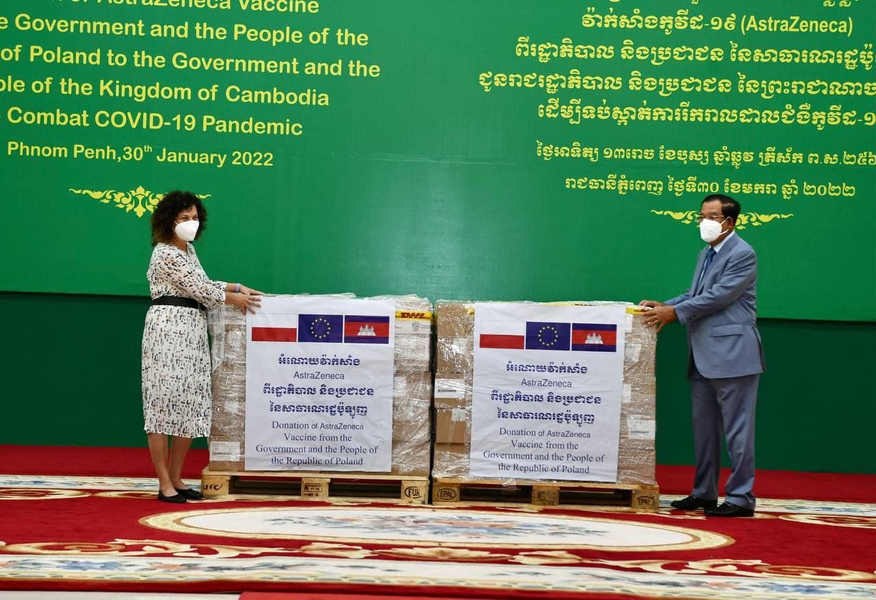 សម្តេចតេជោ ហ៊ុន សែន អញ្ជើញទទួលវ៉ាក់សាំង៣០ម៉ឺនដូសជាជំនួយរដ្ឋាភិបាលប៉ូឡូញ