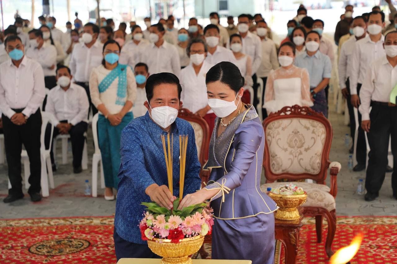 ឯកឧត្តម ឃួង ស្រេង និងលោកជំទាវ អញ្ជើញក្នុងពិធីក្រុងពាលីនិងបញ្ចុះបឋមសិលា មុននៃការបើកការដ្ឋានសាងសង់ស្ពានអាកាសថ្មីនៅតាមបណ្ដោយផ្លូវជាតិលេខ៥
