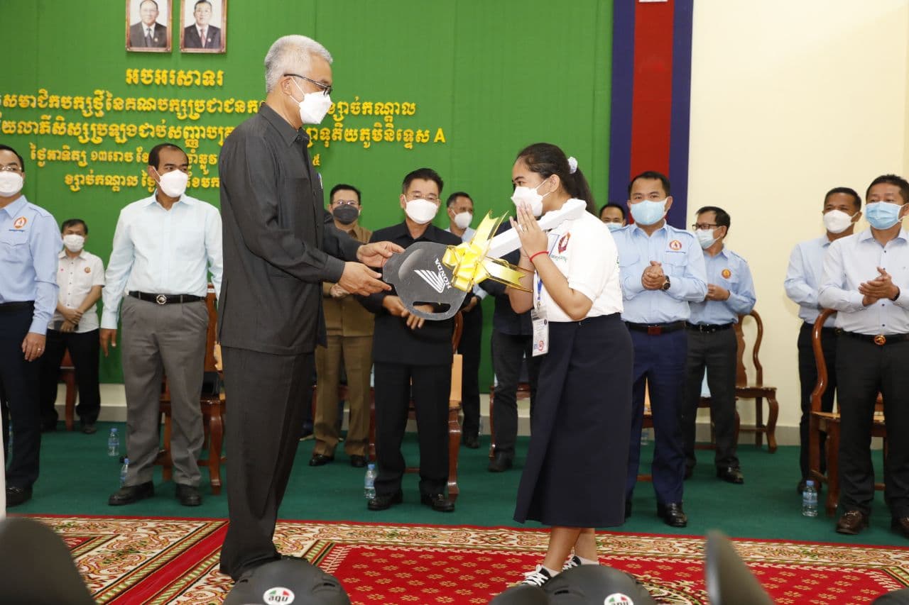 ឧបនាយករដ្ឋមន្ត្រី អូន ព័ន្ធមុនីរ័ត្ន ប្រកាសបញ្ចូលសមាជិកបក្សថ្មីចំនួន ៤១០រូប និងប្រគល់រង្វាន់សិស្សជាប់បាក់ឌុបនិទ្ទេស A ចំនួន២៩រូប